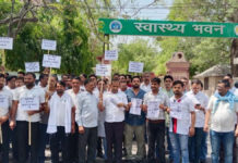 आरजीएचएस भुगतान में देरी पर भड़के केमिस्ट: सरकार के खिलाफ मोर्चा खोल सड़कों पर उतरे कारोबारी