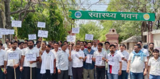 आरजीएचएस भुगतान में देरी पर भड़के केमिस्ट: सरकार के खिलाफ मोर्चा खोल सड़कों पर उतरे कारोबारी