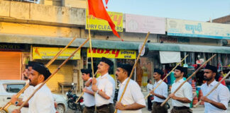 पथ संचलन में पुष्प वर्षा कर किया स्वागत They were welcomed with a shower of flowers during the procession.
