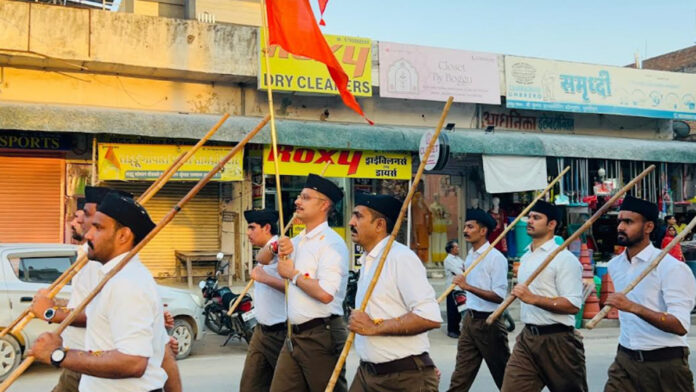 They were welcomed with a shower of flowers during the procession. They were welcomed with a shower of flowers during the procession.
