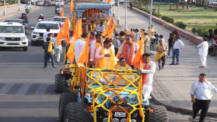 A Grand Aarti was performed with 1,100 lamps on the birth anniversary of Lord Parashurama.