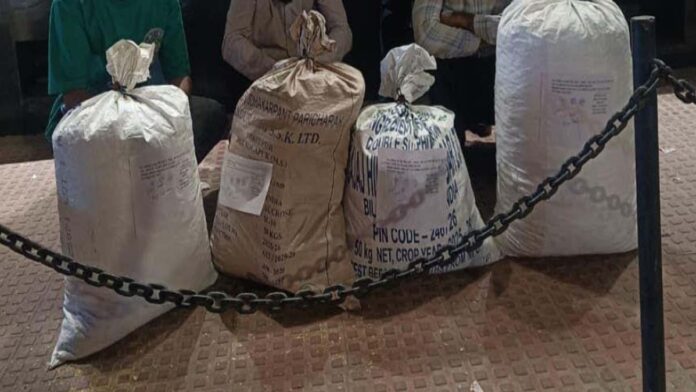 rtt Three Smugglers Arrested with 29.850 kg of Doda Chura