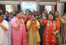 बैसाखी पर परनामी मंदिर में भक्ति की बयार में भजनों से गूंजा परिसर On Baisakhi, the premises of the Pranami Temple resounded with devotional hymns amidst an atmosphere steeped in devotion.