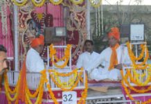 दो दर्जन झांकियों के साथ नगर भ्रमण पर निकले भगवान श्री परशुराम Lord Shri Parashurama sets out on a city procession accompanied by two dozen tableaux.