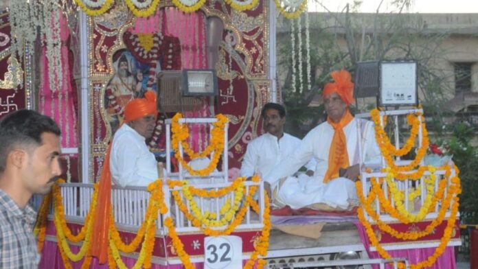 Lord Shri Parashurama sets out on a city procession accompanied by two dozen tableaux.