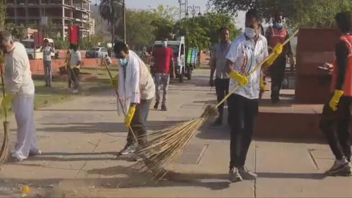 Cleanliness Service Marathon: Air Force and Police Personnel Take Charge of Special Campaign at Jal Mahal ki Pal