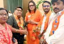 आईटी सहसंयोजक बनने पर दौलत त्रिलोकानी ने लिया विधायक से आशीर्वाद Trilokani sought blessings from the MLA.