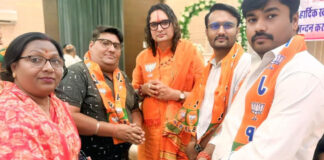 आईटी सहसंयोजक बनने पर दौलत त्रिलोकानी ने लिया विधायक से आशीर्वाद Trilokani sought blessings from the MLA.