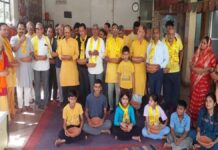 बेजुबान पक्षियों के लिए गायत्री चेतना केन्द्र ने वितरित किए 121 परिंडे Gayatri Chetna Kendra distributed 121 bird feeders for voiceless birds.