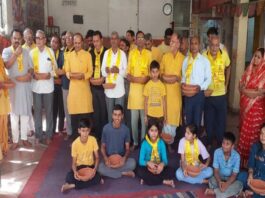 बेजुबान पक्षियों के लिए गायत्री चेतना केन्द्र ने वितरित किए 121 परिंडे Gayatri Chetna Kendra distributed 121 bird feeders for voiceless birds.