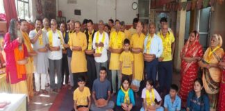 बेजुबान पक्षियों के लिए गायत्री चेतना केन्द्र ने वितरित किए 121 परिंडे Gayatri Chetna Kendra distributed 121 bird feeders for voiceless birds.