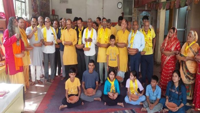 Gayatri Chetna Kendra distributed 121 bird feeders for voiceless birds.