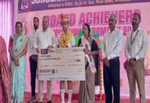 अचीवर्स फेलिसिटेशन सेरेमनी में 10वीं के श्रेष्ठ 153 विद्यार्थियों का हुआ स्वागत एवं सम्मान 153 Top-Performing 10th Grade Students Honored at the Achievers' Felicitation Ceremony