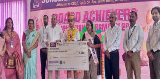 अचीवर्स फेलिसिटेशन सेरेमनी में 10वीं के श्रेष्ठ 153 विद्यार्थियों का हुआ स्वागत एवं सम्मान 153 Top-Performing 10th Grade Students Honored at the Achievers' Felicitation Ceremony