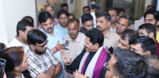 बीच सत्र निजी स्कूल बंद होने पर विधायक शर्मा ने दी कार्रवाई की चेतावनी MLA Sharma Warns of Action Against Private Schools Closing Mid-Session