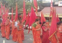 शाही लवाजमे के साथ निकली विशाल शोभायात्रा A grand procession set out accompanied by royal regalia.