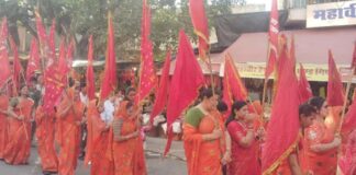 शाही लवाजमे के साथ निकली विशाल शोभायात्रा A grand procession set out accompanied by royal regalia.