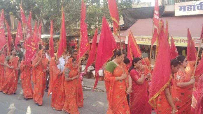 A grand procession set out accompanied by royal regalia.