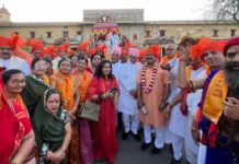 जयकारों के बीच निकली भगवान परशुराम जी की शोभायात्रा Lord Parashurama's procession set out amidst chants of victory.