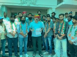 खाचरियावास के नेतृत्व में भाजपा को झटका: दो दर्जन से अधिक कार्यकर्ता कांग्रेस में शामिल Over two dozen workers join Congress.