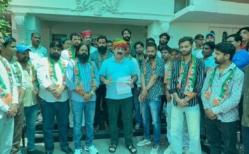 खाचरियावास के नेतृत्व में भाजपा को झटका: दो दर्जन से अधिक कार्यकर्ता कांग्रेस में शामिल Over two dozen workers join Congress.