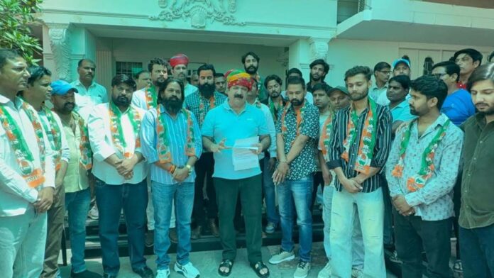 Over two dozen workers join Congress.