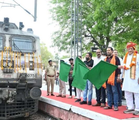 वरिष्ठ नागरिक तीर्थ यात्रा योजना:देवस्थान मंत्री जोराराम कुमावत ने रामेश्वरम के लिए ट्रेन को दिखाई हरी झंडी Senior Citizen Pilgrimage Scheme