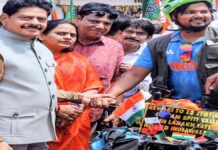 साइकिल से द्वादश ज्योतिर्लिंग-चार धाम की यात्रा पर निकले युवक का जयपुर में स्वागत Youth Embarking on a Bicycle Pilgrimage to the Twelve Jyotirlingas and Char Dhams Welcomed in Jaipur