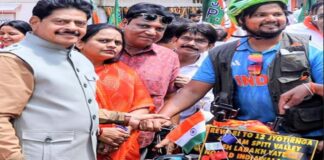 साइकिल से द्वादश ज्योतिर्लिंग-चार धाम की यात्रा पर निकले युवक का जयपुर में स्वागत Youth Embarking on a Bicycle Pilgrimage to the Twelve Jyotirlingas and Char Dhams Welcomed in Jaipur