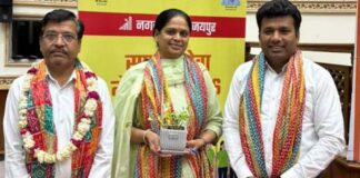 सफाई सेवा मैराथन 2026 में उत्कृष्ट कार्य करने वाले स्वच्छता कर्मी सम्मानित Sanitation Workers Who Performed Outstandingly in the 2026 Sanitation Service Marathon Honored