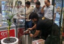 खाद्य सुरक्षा विभाग की टीम ने राजा पार्क के एग्जॉटिक मार्ट पर छापा मार किया 41 किलो नॉनवेज नष्ट Raid Conducted at Exotic Mart; 41 kg of Non-Vegetarian Food Destroyed