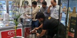 खाद्य सुरक्षा विभाग की टीम ने राजा पार्क के एग्जॉटिक मार्ट पर छापा मार किया 41 किलो नॉनवेज नष्ट Raid Conducted at Exotic Mart; 41 kg of Non-Vegetarian Food Destroyed