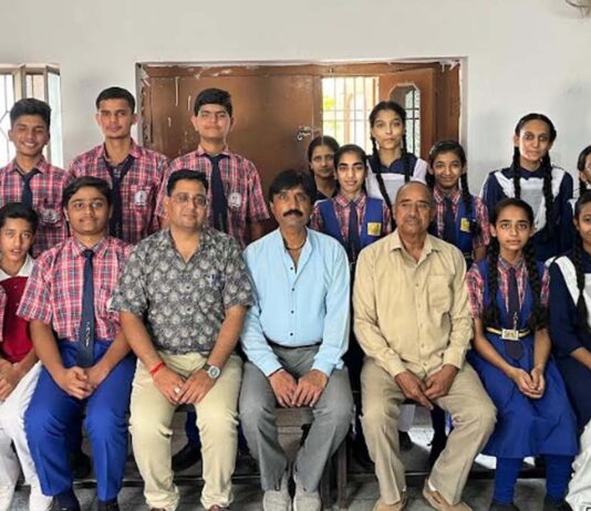 क्विज प्रतियोगिता में बच्चों ने दिखाई प्रतिभा: अंबेडकर टीम रही विजेता Children Showcase Talent in Quiz Competition