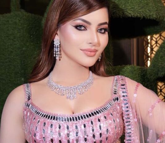 गुलाबी जलवे में उर्वशी रौतेला-इंडो-वेस्टर्न लुक ने लूटी महफ़िल Urvashi Rautela Dazzles in Pink—Her Indo-Western Look Steals the Spotlight