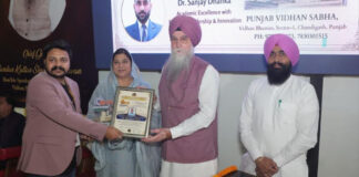 विकास गुप्ता “मेंटर ऑफ़ द ईयर इन एकेडमिक एक्सीलेंस” अवार्ड से सम्मानित Vikas Gupta Honored with the “Mentor of the Year in Academic Excellence” Award