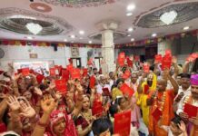 अर्थ बिना सब व्यर्थ: सामूहिक पाठ के बाद हनुमान चालीसा वितरण Meaningless Without Meaning: Distribution of the Hanuman Chalisa Following the Group Recitation