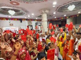 अर्थ बिना सब व्यर्थ: सामूहिक पाठ के बाद हनुमान चालीसा वितरण Meaningless Without Meaning: Distribution of the Hanuman Chalisa Following the Group Recitation