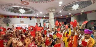 अर्थ बिना सब व्यर्थ: सामूहिक पाठ के बाद हनुमान चालीसा वितरण Meaningless Without Meaning: Distribution of the Hanuman Chalisa Following the Group Recitation