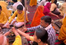 यज्ञ की पूर्णाहुति में बच्चों ने लिया जंक फूड नहीं खाने का संकल्प During the concluding ceremony of the Yajna, the children took a pledge to abstain from eating junk food.