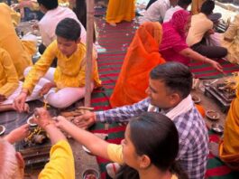 यज्ञ की पूर्णाहुति में बच्चों ने लिया जंक फूड नहीं खाने का संकल्प During the concluding ceremony of the Yajna, the children took a pledge to abstain from eating junk food.