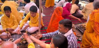 यज्ञ की पूर्णाहुति में बच्चों ने लिया जंक फूड नहीं खाने का संकल्प During the concluding ceremony of the Yajna, the children took a pledge to abstain from eating junk food.