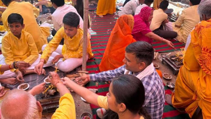 ya During the concluding ceremony of the Yajna, the children took a pledge to abstain from eating junk food.