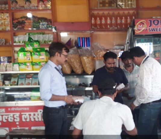 खाद्य सुरक्षा विभाग की टीम ने लिए फागी और रेनवाल मांझी में मिठाइयों व फ्रूट शेक के नमूने
