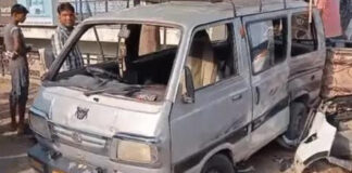 तेज रफ्तार इनोवा ने स्कूल वैन को मारी टक्कर, हादसे में तीन बच्चे घायल Speeding Innova Collides with School Van