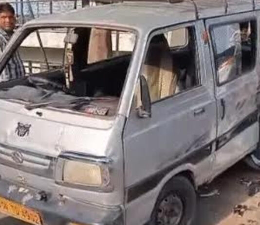 तेज रफ्तार इनोवा ने स्कूल वैन को मारी टक्कर, हादसे में तीन बच्चे घायल Speeding Innova Collides with School Van