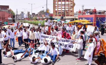पानी पर सियासत गर्म: कांग्रेस ने जल भवन पर घेराव कर फोड़े मटके Politics Over Water Heats Up: Congress Stages Gherao at Jal Bhawan, Smashes Earthen Pots