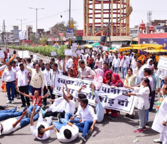 पानी पर सियासत गर्म: कांग्रेस ने जल भवन पर घेराव कर फोड़े मटके Politics Over Water Heats Up: Congress Stages Gherao at Jal Bhawan, Smashes Earthen Pots