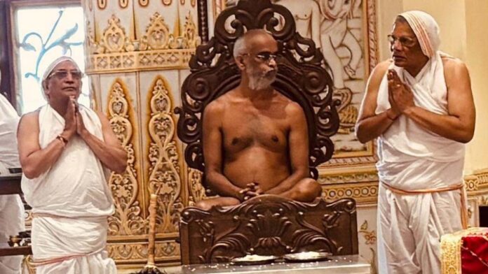 Darshan of Acharya Vinishchay Sagar Maharaj