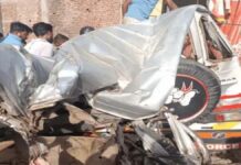 तेज रफ्तार क्रूजर ट्रक में घुसी: तीन श्रद्धालुओं की मौत Speeding Cruiser Crashes into Truck: Three Pilgrims Dead