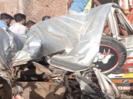 तेज रफ्तार क्रूजर ट्रक में घुसी: तीन श्रद्धालुओं की मौत Speeding Cruiser Crashes into Truck: Three Pilgrims Dead